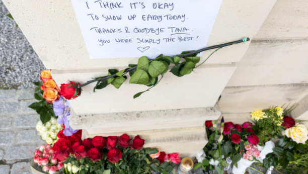 FANOVI TINE TARNER SE OPROSTILI OD PEVAČICE Odali počast preminuloj zvezdi ispred njene kuće u Švajcarskoj (FOTO)