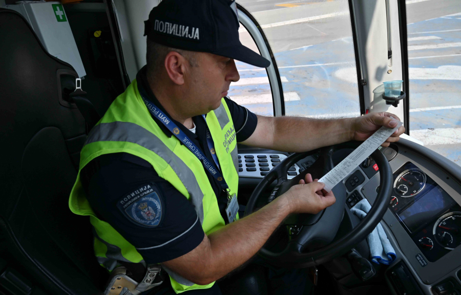 Saobraćajna policija provera autbusa