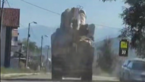 Snima pretovarenog kamiona uznemirio Pazarce