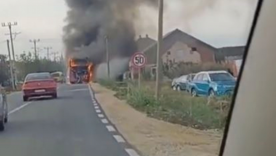 Zapalio se autobus u Staroj Pazovi
