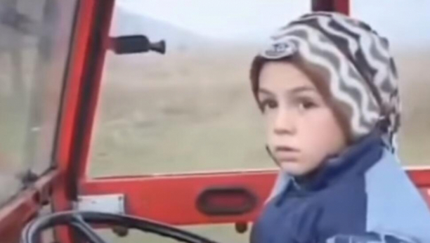 dečak traktor