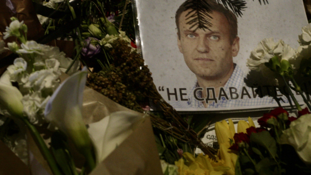 Majka Navaljnog na njegovom grobu