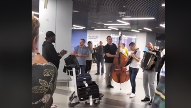 Muzičari sviraju na aerodromu Nikola Tesla