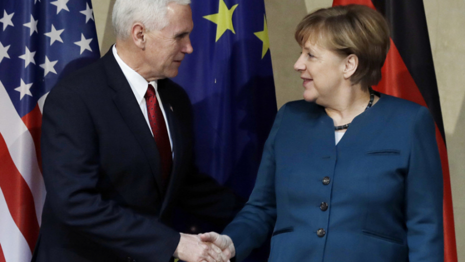 Majkl Pens i Angela Merkel u Minhenu
