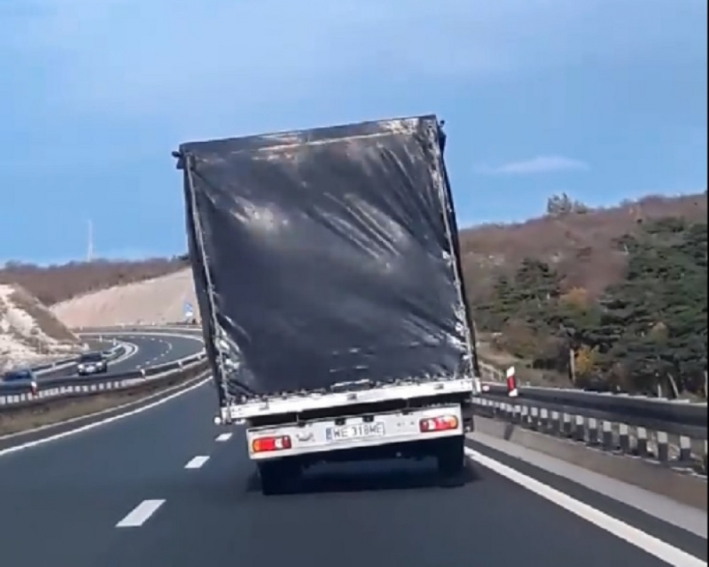 Kamion u borbi sa vetrom