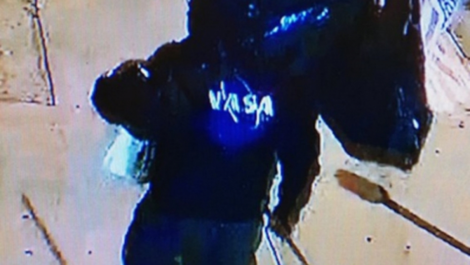 Muškarac u jakni NASA pretio ispred džamije