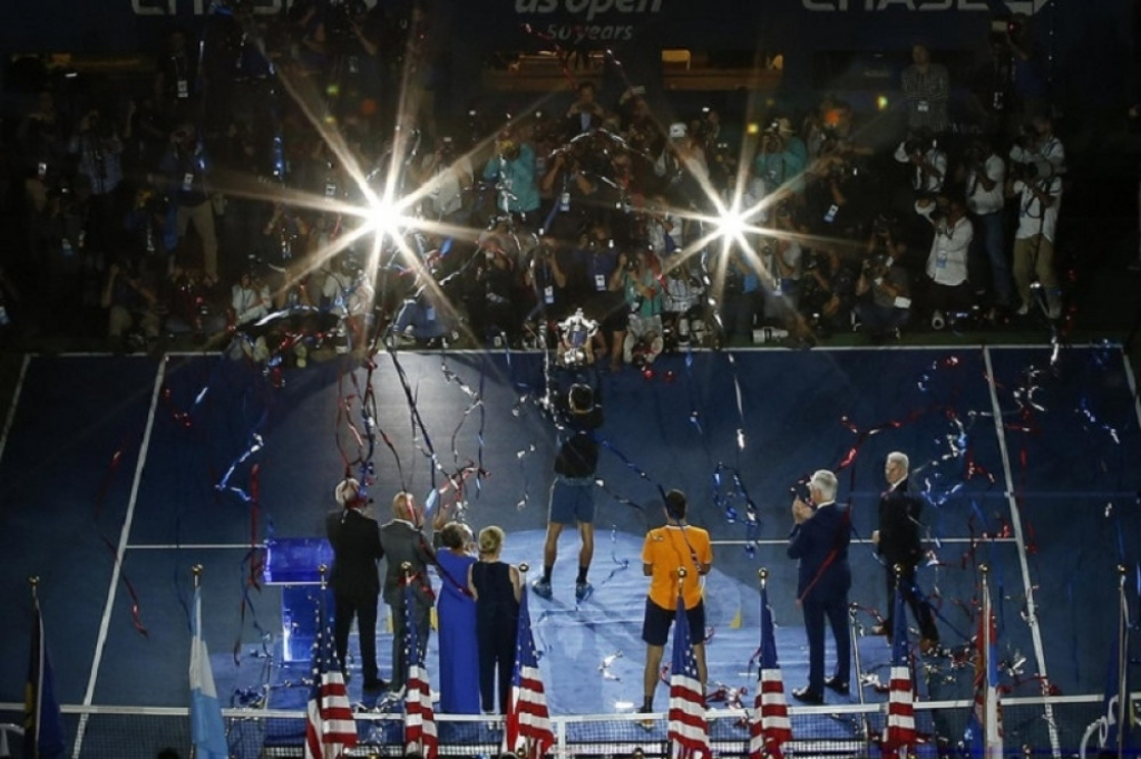 Novak na podijumu sa peharom US Opena