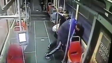 Napada devojčicu u tramvaju naočigled putnika
