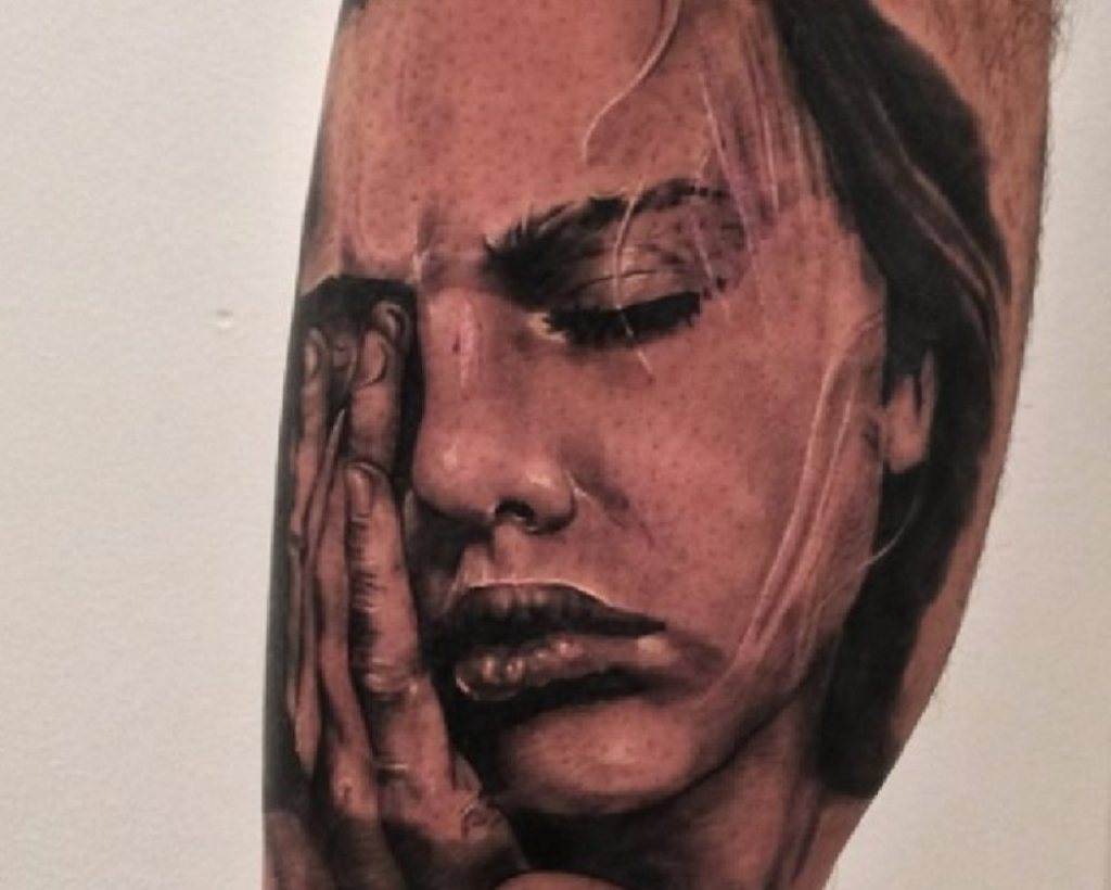Tetovaža, uplakana devojka