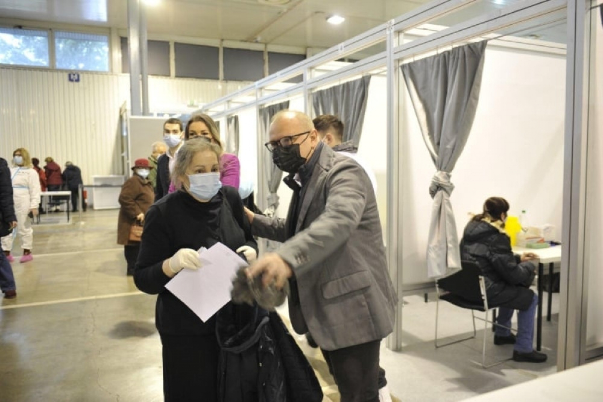 Goran Vesić sa starijim građanima koji su primili vakcinu