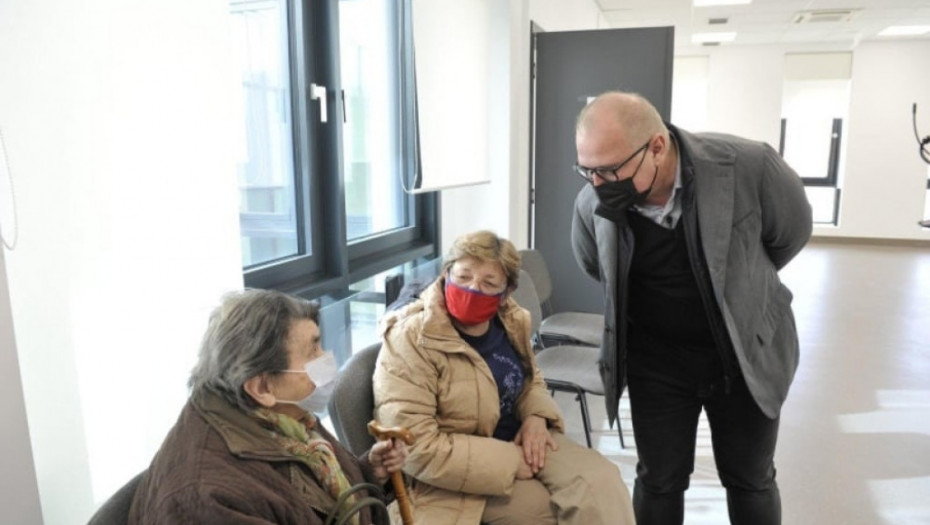 Goran Vesić sa starijim građanima koji su primili vakcinu