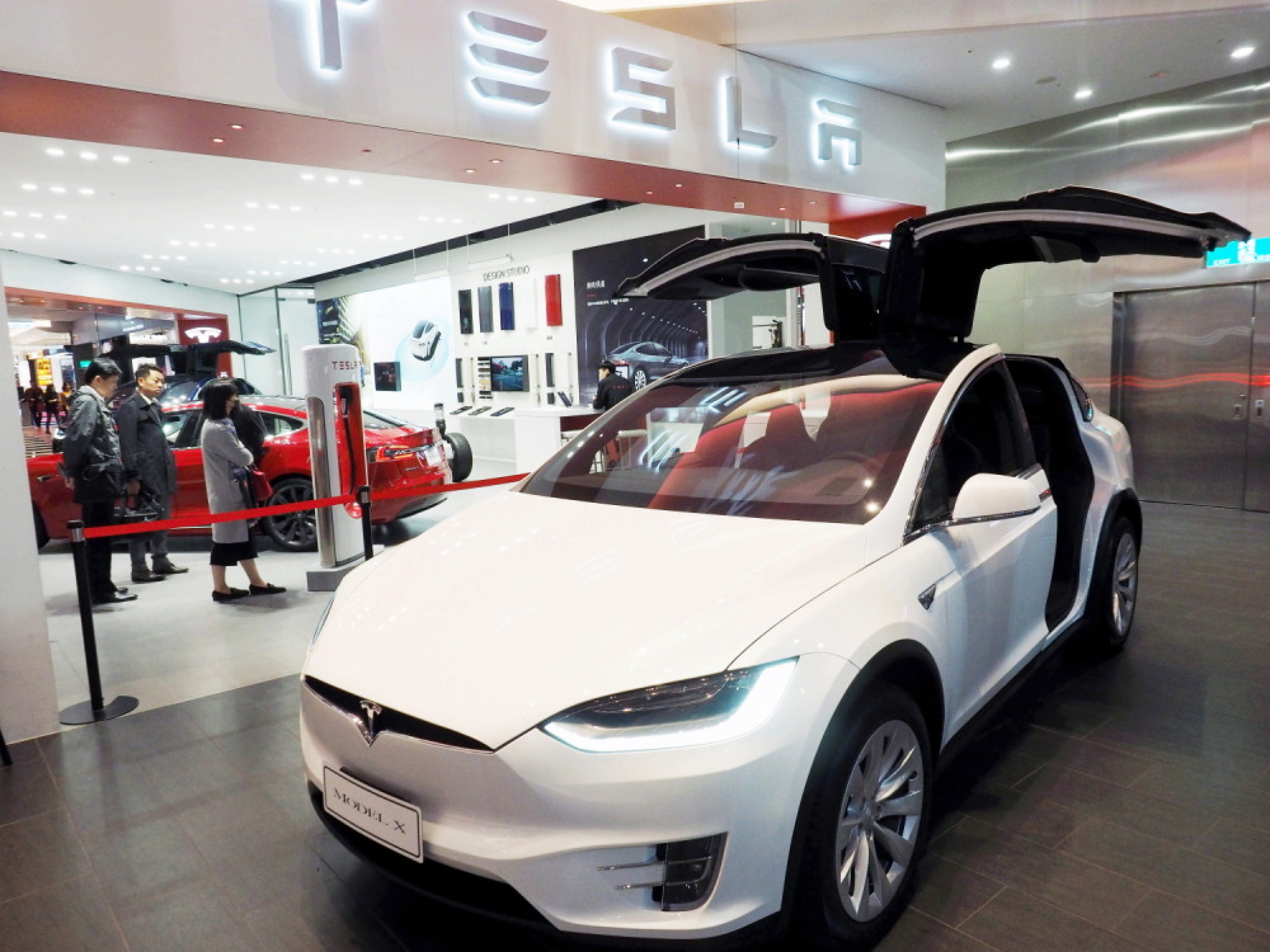 Tesla Automobil
