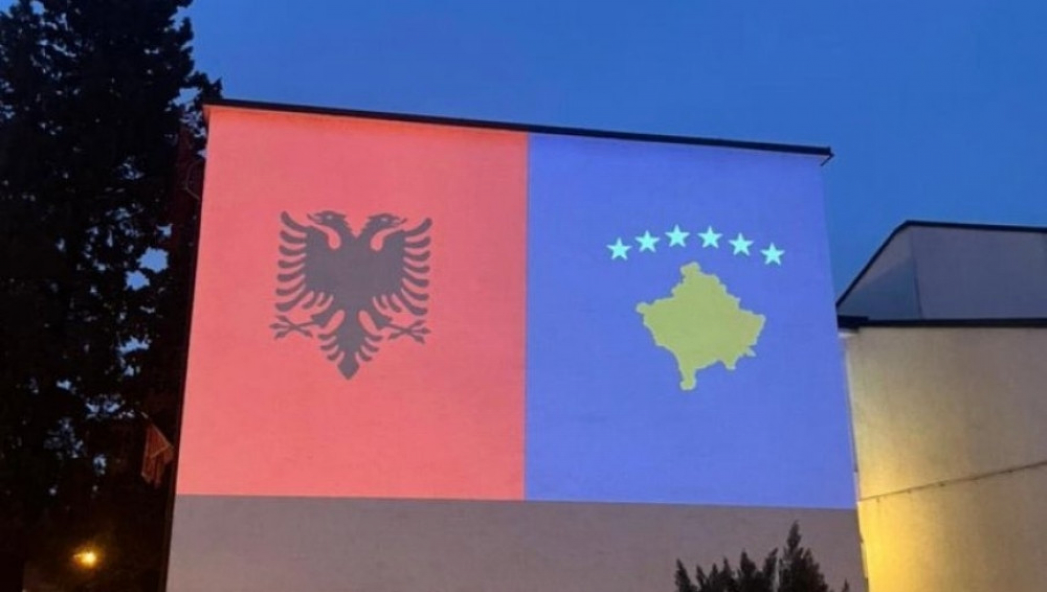 zastava Albanije i lažne države Kosovo