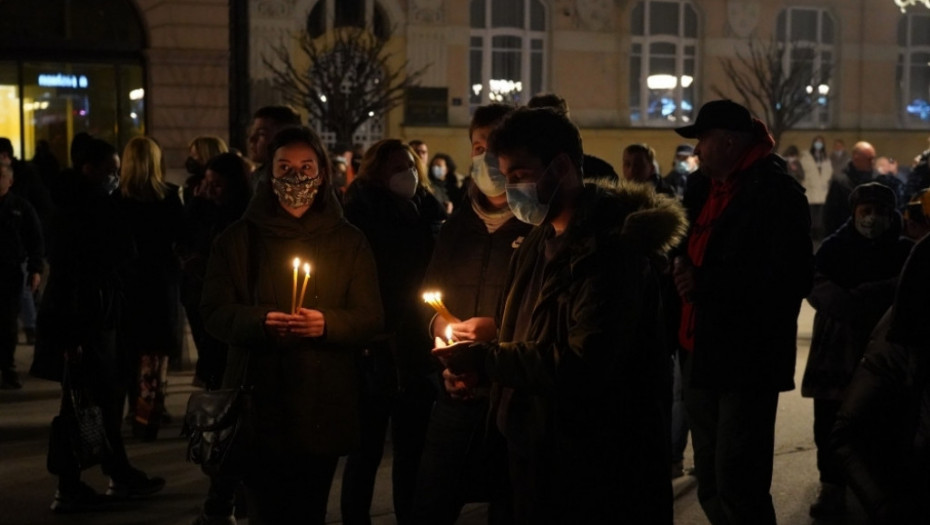Đorđe Balašević građani odaju počast u centru Novog Sada