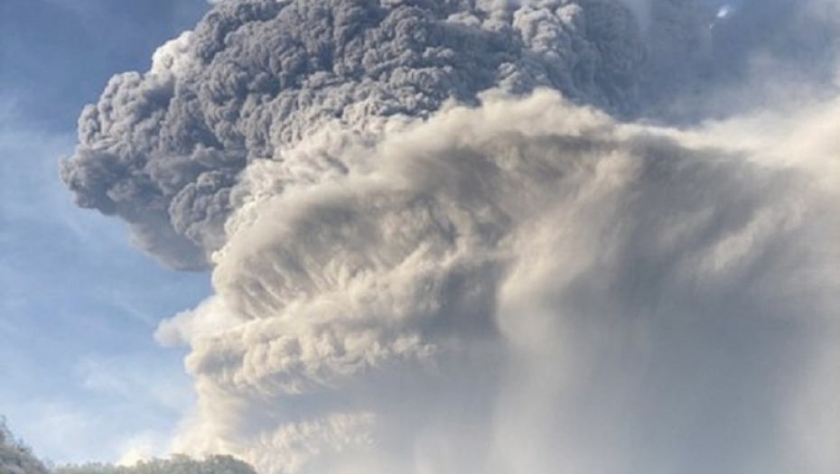 erupcija vulkana, vuklan, dim, lava