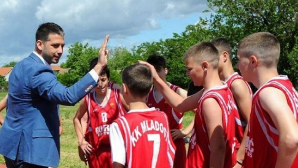 U ISTOM TIMU! Udovičić nastavio obilazak sportskih organizacija širom zemlje, još jedna škola dobila novu opremu!