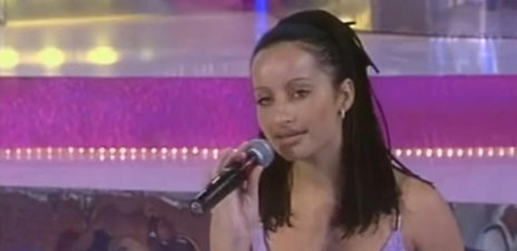 Sa samo 15 godina imala je svoj prvi javni nastup: Da li prepoznajete ovu pevačicu, inače ćerku velike srpske zvezde?! (FOTO)