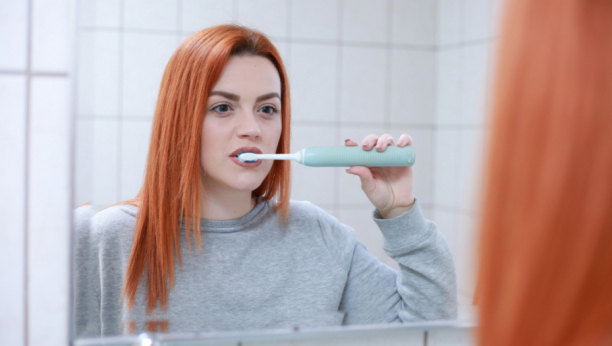 Redosled je bitan! DA li treba da kvasite četkicu za zube pre pranja?