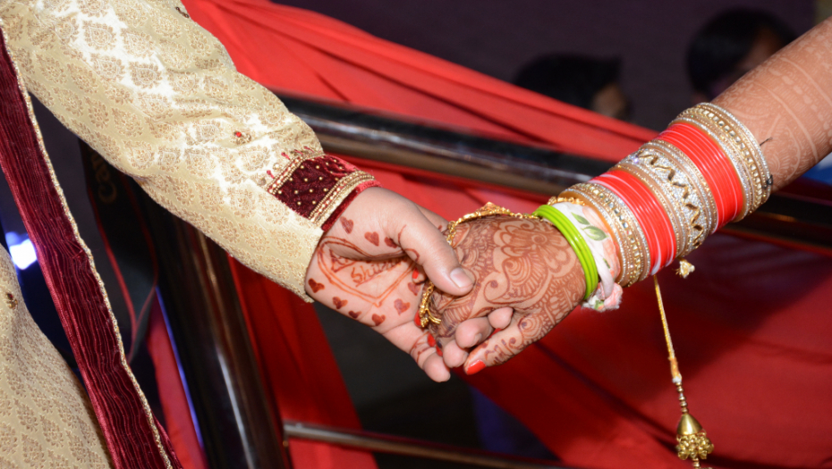Mladenci iz Indije uradil nešto neverovatno: Ogranizovali venčanje u vazduhu, kako bi izbegli mere zabrane okupljanja (VIDEO)