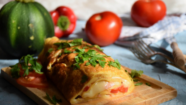 FENSI OBROKA ZA MALO VREMENA I SASTOJAKA: Rolovani omlet punjen sirom i dodacima po želji, spremite se za eksploziju ukusa