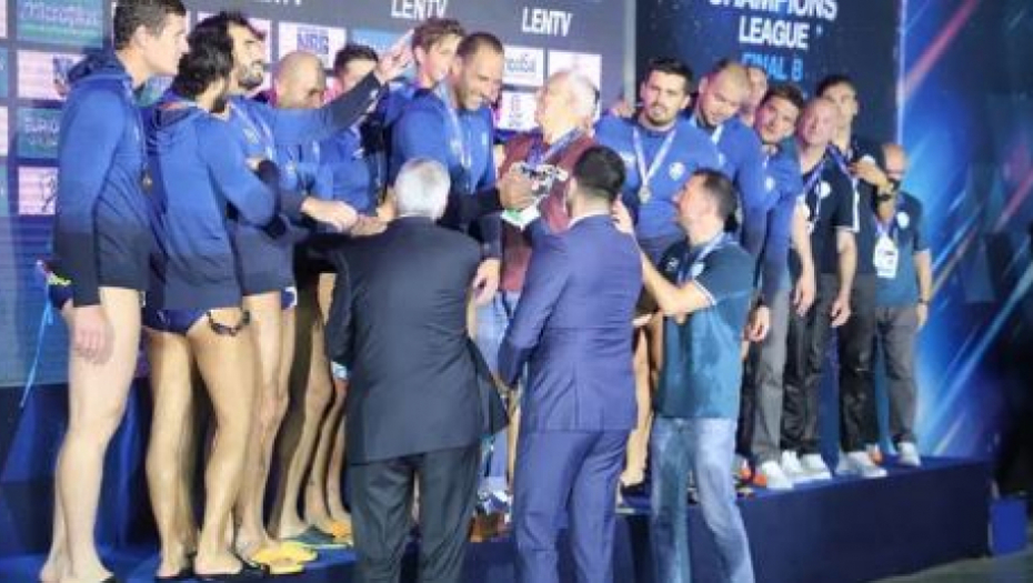 DOKAZALI SMO DA SMO ZEMLJA SPORTA I NAJBOLJIH DOMAĆINA Ministar Udovičić predao pehar pobedniku Lige šampiona u vaterpolu! (FOTO)