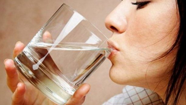 NE PRETERUJTE SA VODOM Stručnjaci razbili zabludu o 8 čaša vode, može opteretiti srce i izazvati trovanje