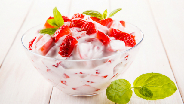 DECA GA OBOŽAVAJU: Domaći recept za fantastičan voćni jogurt, gotov je za 5 minuta!