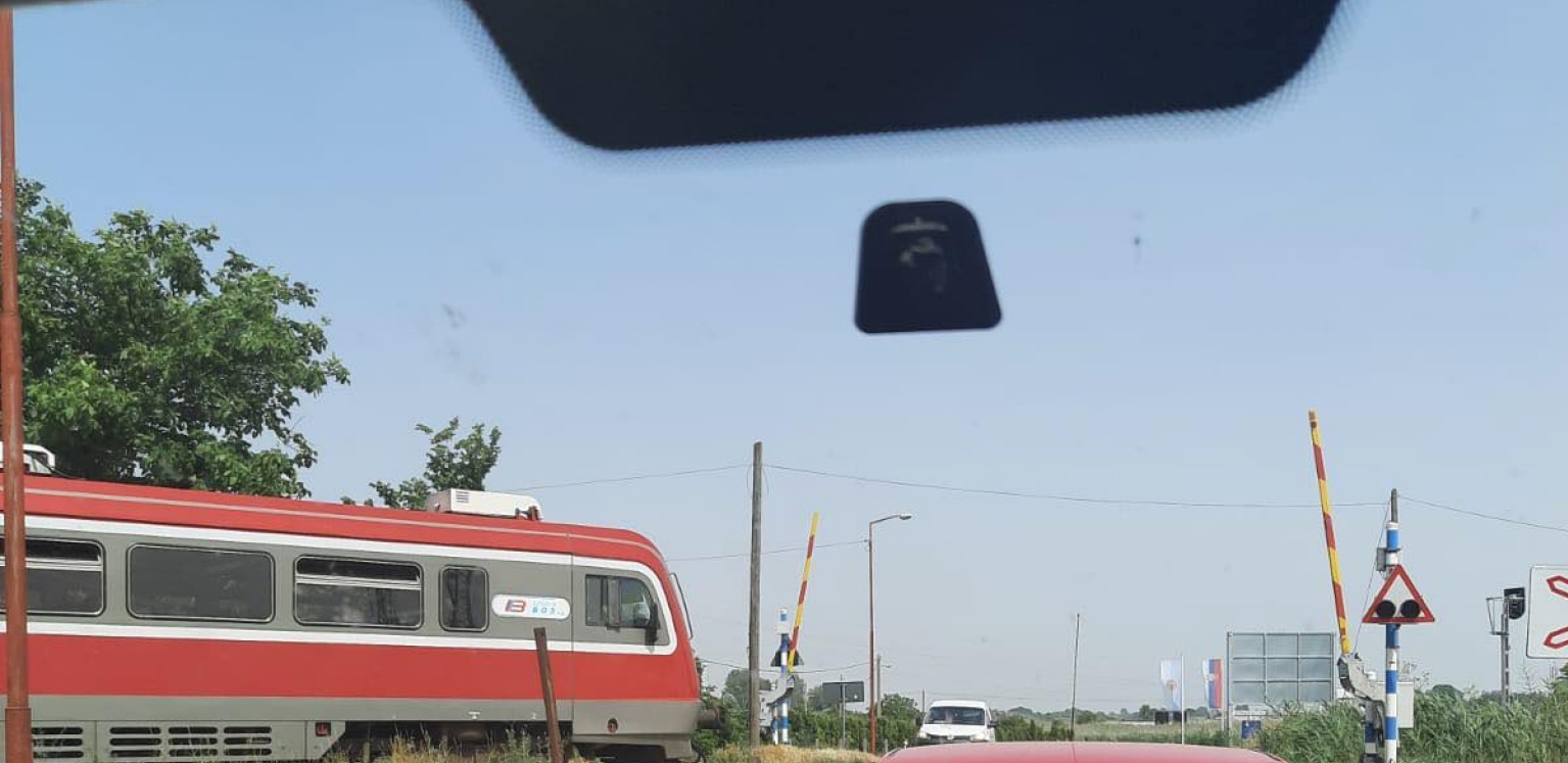 SKANDALOZNI PROPUST NA PRUŽNOM PRELAZU U SUBOTICI: Voz prošao ispred vozača iako je rampa bila podignuta (FOTO/VIDEO)