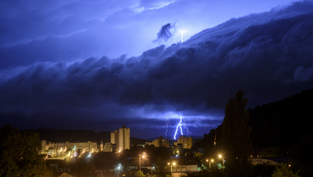 NEVREME KVARI PRVI MAJ Grmljavinske oluje u ovim gradovima Srbije samo što nisu počele!