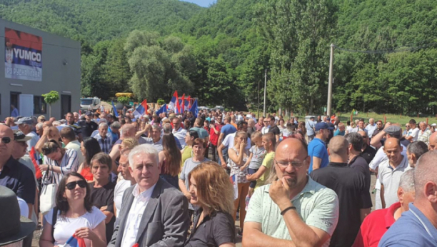 PRISUTAN NEVEROVATAN BROJ GRAĐANA Više od 1.000 ljudi dočekalo predsednika u Rudnoj Glavi