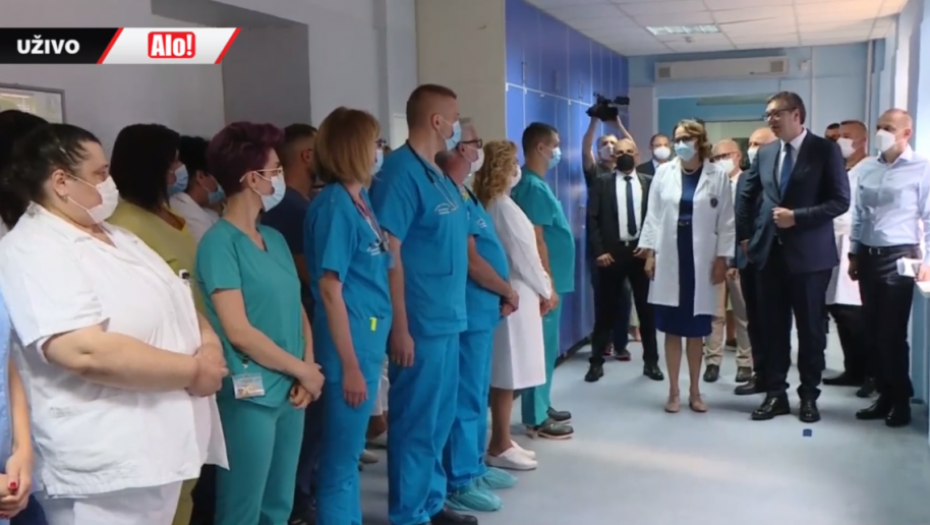 Predsednik Srbije Aleksandar Vučić  obilazi Specijalnu bolnicu za cerebrovaskularne bolesti "Sveti Sava" u Beogradu