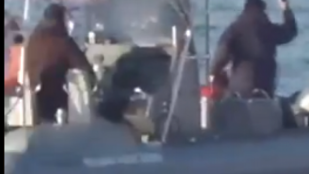 "VODE...NEMA VODE? MOLIM VAS, UMREĆEMO" Migrante tuku, pucaju u vazduh dok su oni na ivici SMRTI, objavljene potresne scene (VIDEO)