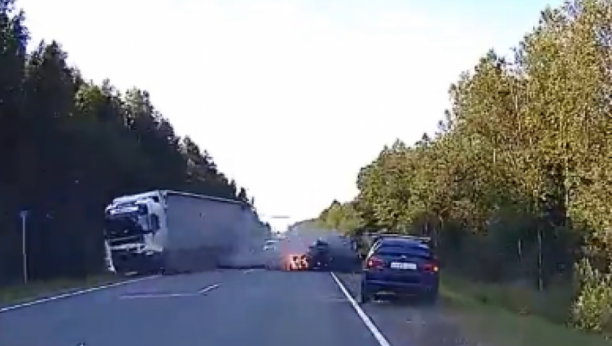 (UZNEMIRUJUĆI VIDEO) TEŠKA SAOBRAĆAJNA NESREĆA Automobil se zakucao u kamion, vozač poginuo na mestu