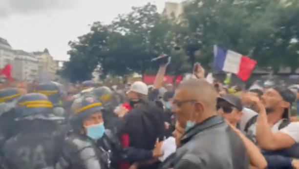 RAT NA ULICAMA PARIZA Građani protestuju protiv kovid pasoša, policija baca suzavac na njih (VIDEO)