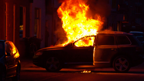 Izgoreli automobili u Novom Sadu pripadaju Snajperovoj žrtvi i njenom ocu