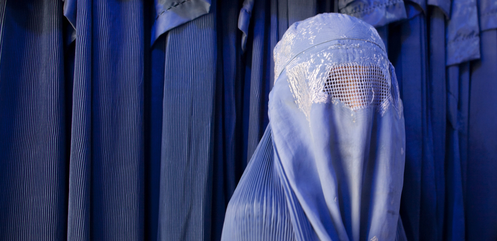 IPAK PREKRIVENA LICA U Avganistanu voditeljke posle otpora pristale da nose burku (FOTO)