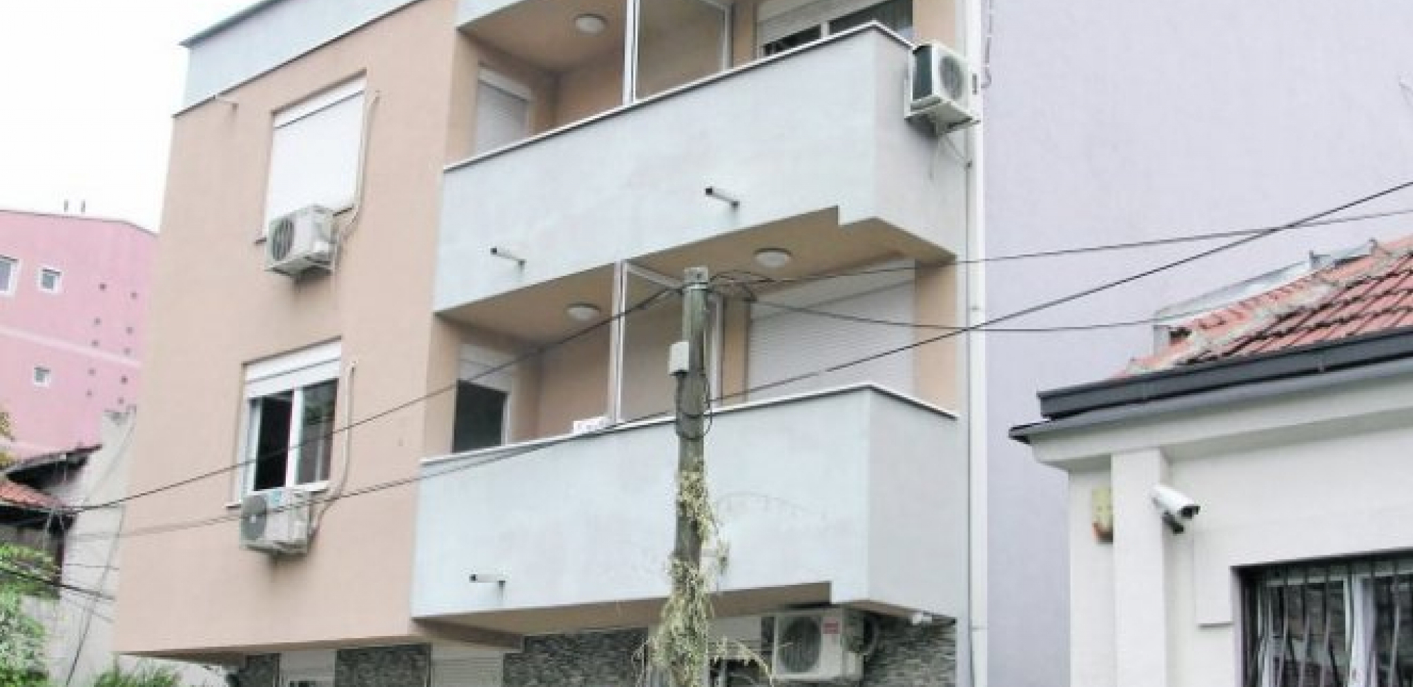 "TO SU DUHOVI, NE ZNAM ŠTA OVDE RADE" Urnebesna scena iz stambene zgrade u Beogradu (FOTO)