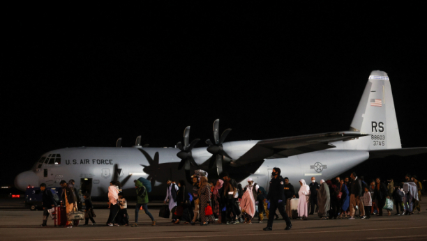 NOVA GRUPA AVGANISTANACA STIGLA U PRIŠTINU Avion sa 131 izbeglicom sleteo na aerodrom Slatina