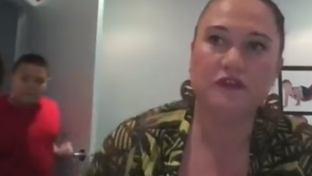 HIT SNIMAK! Sin ministarke prekinuo intervju da bi joj pokazao nešto iz frižidera (VIDEO)