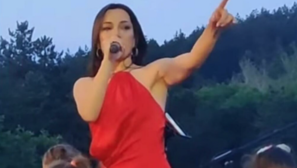 NE SMIRUJE SE Kako je Jadranka Barjaktarović napravila karijeru u Srbiji protiv koje peva