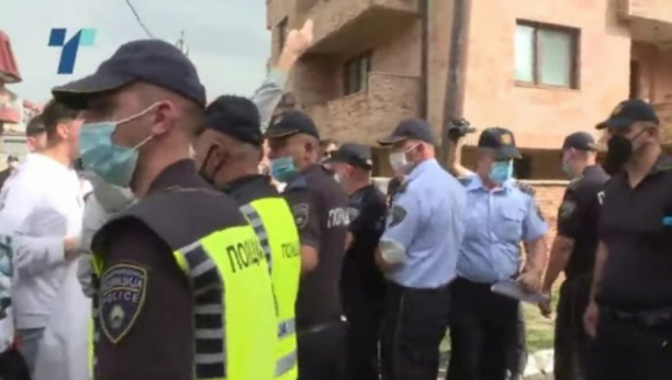 INCIDENTI U TETOVU, HAOS NA PROTESTU ZBOG POŽARA! Porodice stradalih u kovid bolnci traže ostavke odgovornih, povređena 4 policajca, ima uhapšenih (VIDEO)