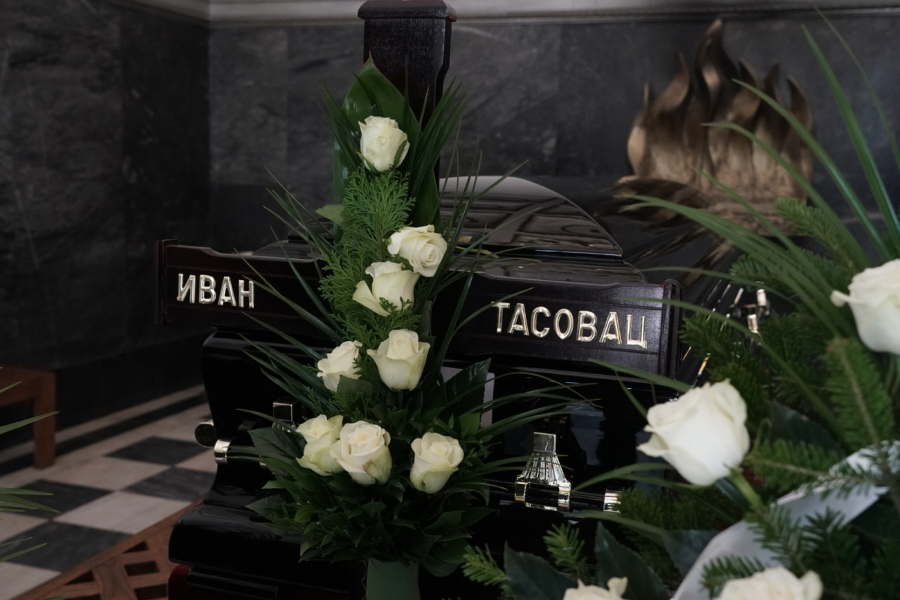 SAHRANA IVANA TASOVCA Predsednik Srbije Aleksandar Vučić stigao na Novo groblje da se oprosti od umetnika!