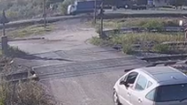ZA DLAKU IZBEGAO SMRT Vozač krenuo preko pruge, a onda je naišao voz! (VIDEO)