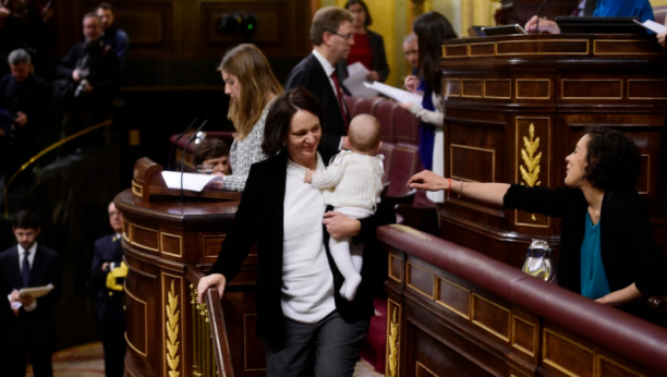 NAJUTICAJNIJE POLITIČARKE SA BEBAMA U PARLAMENTU: Fotografije ovih žena i beba obišle su svet