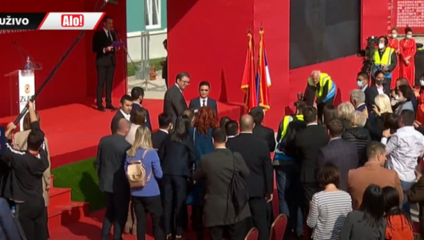 ŠTA SU OVO KINEZI PRONAŠLI U SRPSKOM RUDNIKU?! Predmet u staklu donet Vučiću, svi okupljeni okružili predsednika Srbije (FOTO)