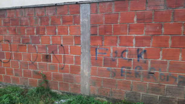 POGRDNI NATPISI NA ZIDU KUĆE NA KOSMETU Uvredljivi grafiti osvanuli u Mogili kod Vitine (FOTO)