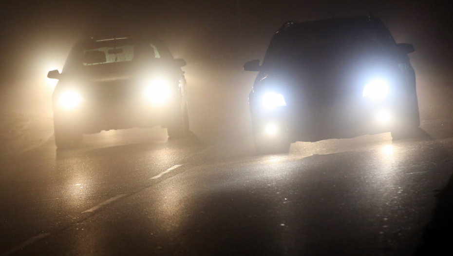 STANJE NA PUTEVIMA Vozači prilagodite vožnju: Magla i smanjena vidljivost