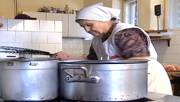 UŠLA JE U 9. DECENIJU I IMA 120 GODINA RADNOG STAŽA Kuvarica Buda Mladenović (85) ceo život provela je u JEDNOJ kuhinji, a tuguje samo zbog jedne stvari!