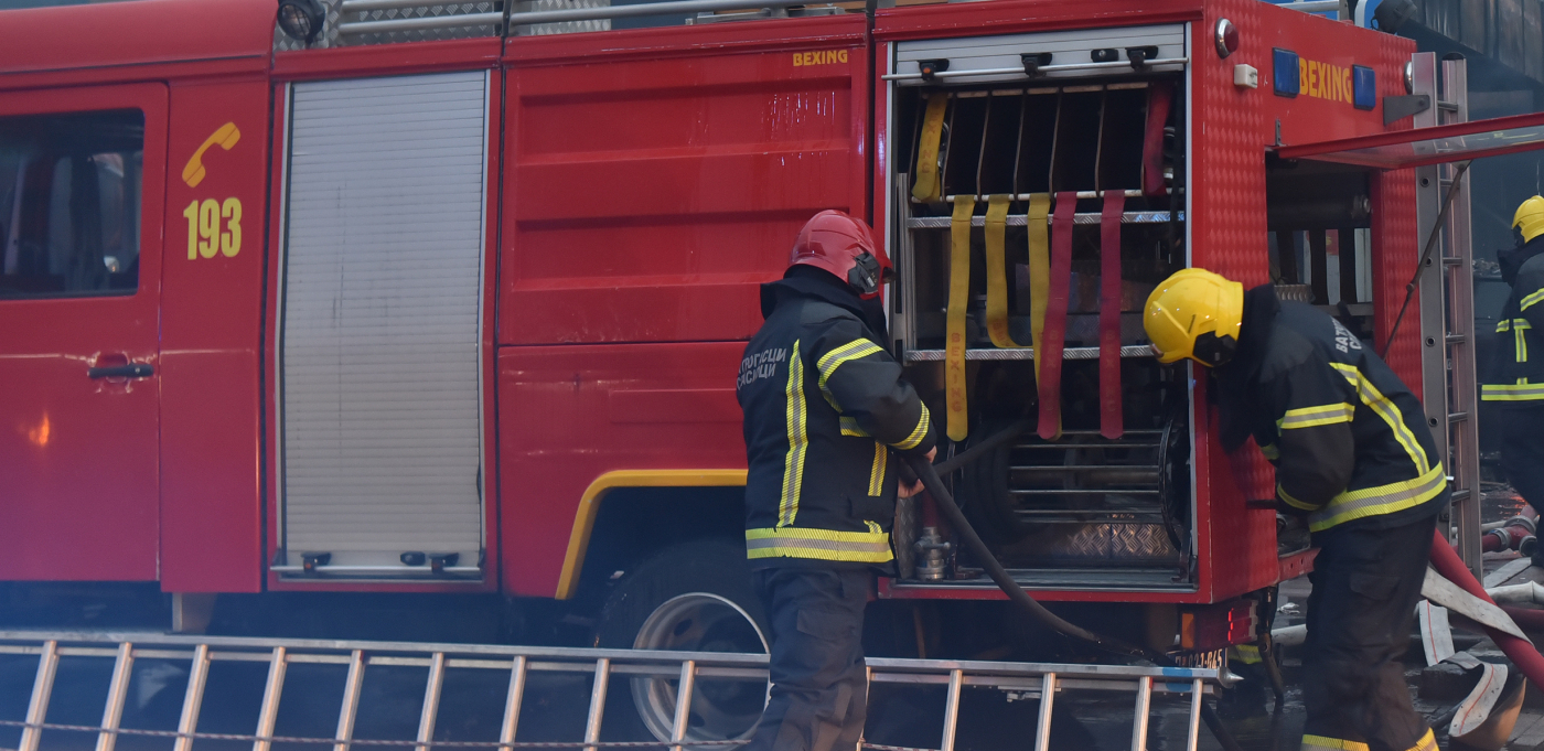DVE OSOBE SPASENE IZ POŽARA U OBRENOVCU Vatrogasci lokalizovali buktinju, zapalio se stan