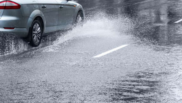 GREŠKA MOŽE DA VAS SKUPO KOŠTA: Upozorenje vozačima šta ne smeju da rade po kiši